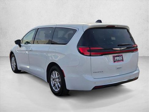 Used 2024 Chrysler Pacifica Touring-L image 8