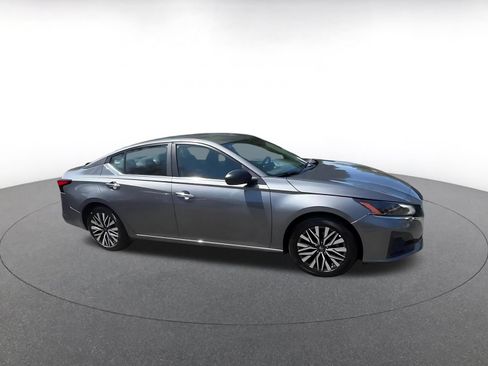 Used 2025 Nissan Altima 2.5 SV FWD image 2