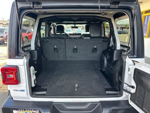 Used 2022 Jeep Wrangler Unlimited Sahara AWD/4WD image 21