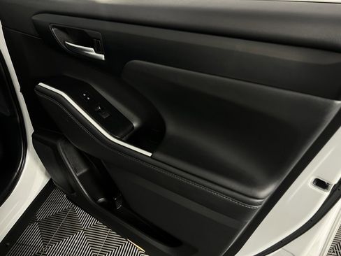 Used 2025 Toyota Highlander XLE image 34