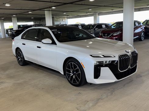 Used 2025 BMW 740i xDrive image 2