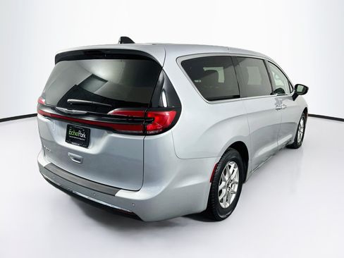 Used 2024 Chrysler Pacifica Touring-L FWD image 9