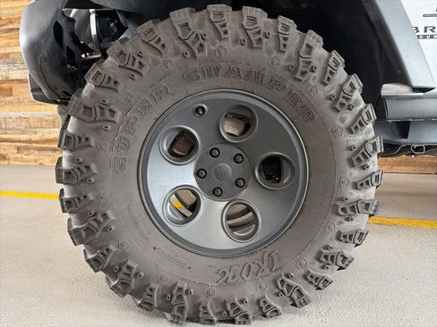 Used 2014 Jeep Wrangler Unlimited Rubicon w/ Connectivity Group AWD/4WD image 4