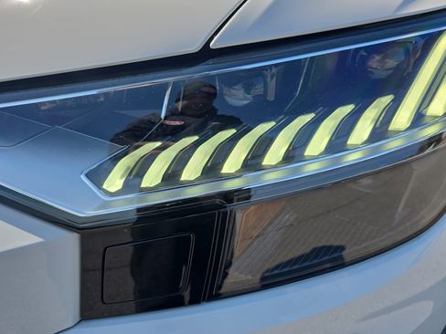 Used 2023 Audi Q8 Premium image 31