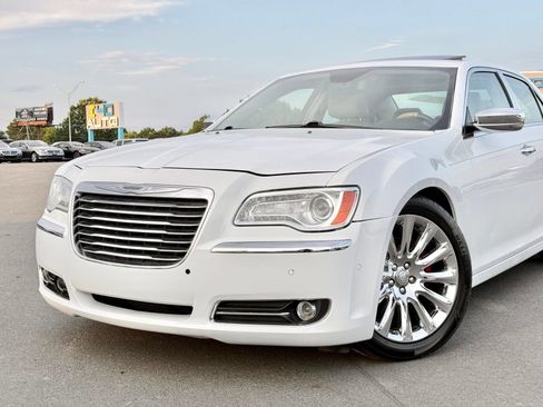Used 2014 Chrysler 300 C RWD image 2