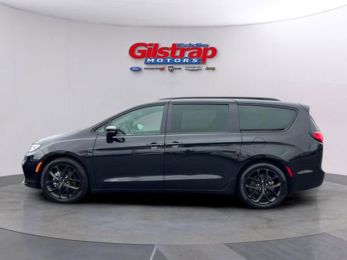 Used 2024 Chrysler Pacifica Limited w/ Uconnect Theater Family Group FWD image 3