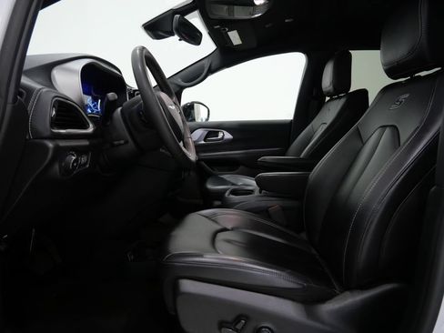 Used 2024 Chrysler Pacifica Limited FWD image 12