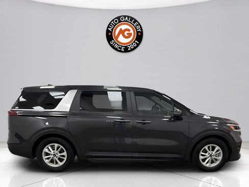 Used 2024 Kia Carnival LX FWD image 2