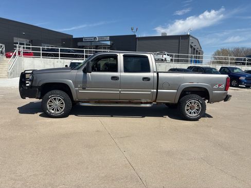 Used 2006 Chevrolet Silverado 2500 LT w/ Heavy-Duty Power Package AWD/4WD image 2