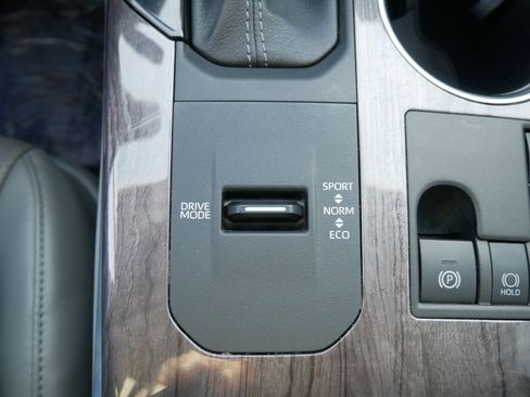 Used 2023 Toyota Highlander Limited image 19