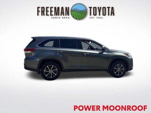 Used 2019 Toyota Highlander XLE AWD/4WD image 4