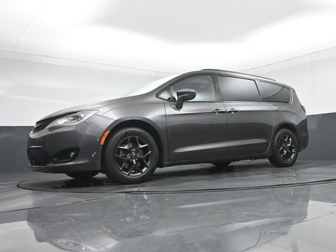 Used 2020 Chrysler Pacifica Touring-L image 81