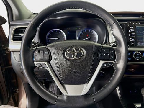 Used 2019 Toyota Highlander Limited Platinum FWD image 13