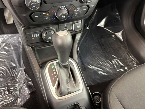Used 2019 Jeep Renegade Sport w/ UConnect 7.0 Group AWD/4WD image 14