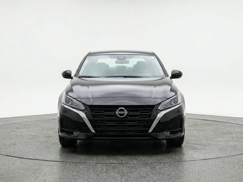 Used 2025 Nissan Altima 2.5 SV image 2