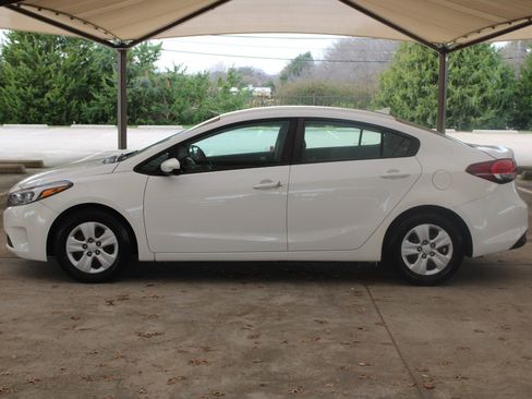 Used 2017 Kia Forte LX image 4