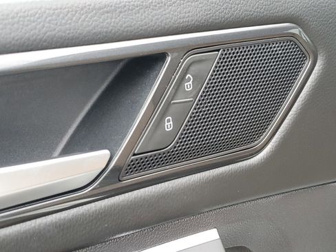 Used 2022 Volkswagen Tiguan SE FWD image 25