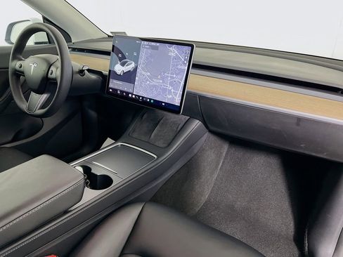 Used 2021 Tesla Model Y Long Range image 26