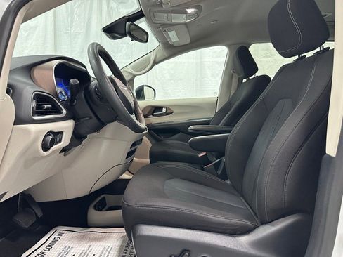 Used 2023 Chrysler Voyager LX image 14