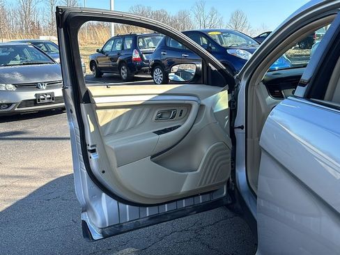 Used 2015 Ford Taurus SE image 11
