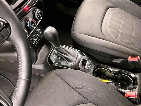 Used 2017 Jeep Renegade Altitude FWD image 15