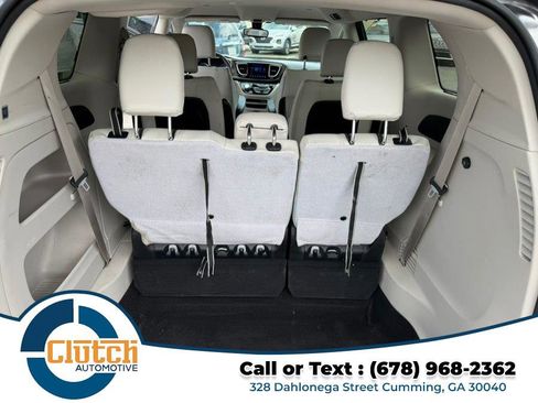Used 2017 Chrysler Pacifica Touring-L image 14