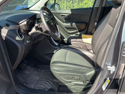 Used 2022 Chevrolet Trax LT w/ LT Convenience Package image 8