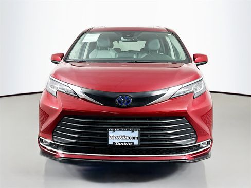 Certified 2023 Toyota Sienna XLE image 2