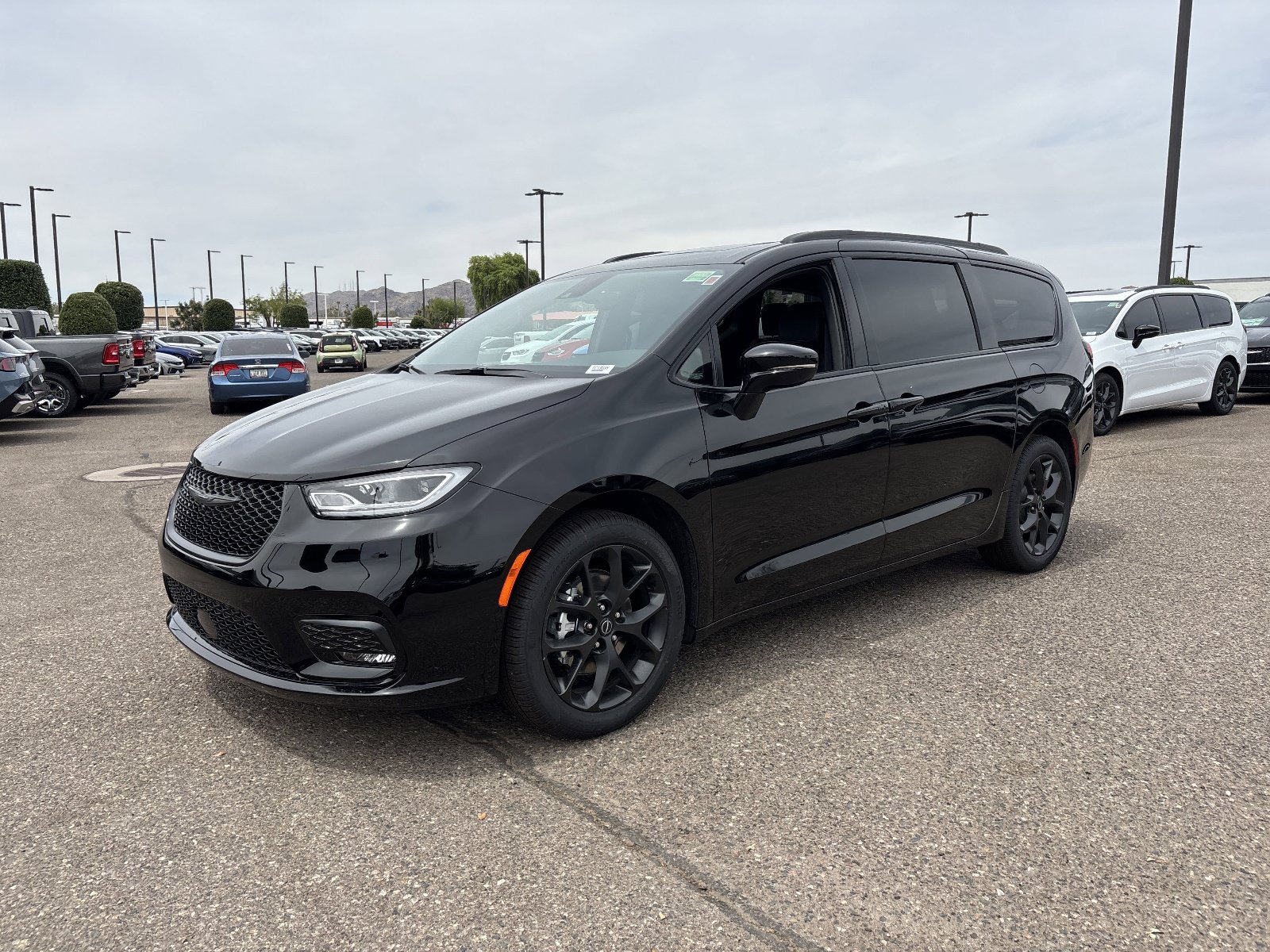 New 2026 Chrysler Pacifica Select w/ S Appearance Package FWD image 2