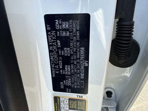 Used 2025 Kia Soul LX w/ LX Technology Package FWD image 29