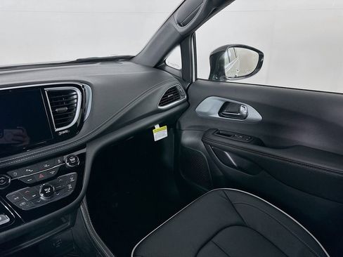 New 2026 Chrysler Pacifica Limited w/ S Appearance Package FWD image 31