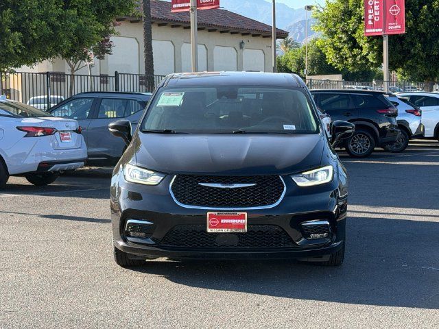 Used 2024 Chrysler Pacifica Limited FWD image 2