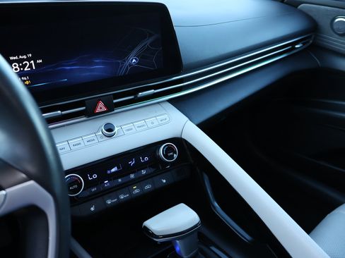 Used 2024 Hyundai Elantra Limited FWD image 19