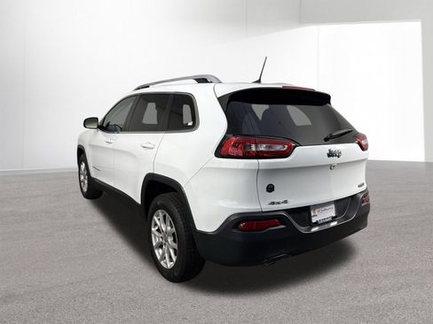 Used 2018 Jeep Cherokee Latitude Plus w/ Cold Weather Group AWD/4WD image 28