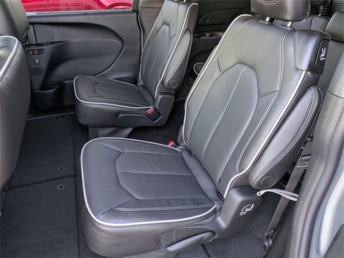 New 2026 Chrysler Pacifica Limited image 25