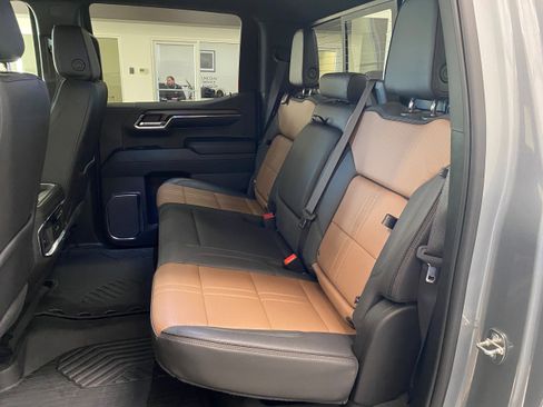 Used 2024 Chevrolet Silverado 1500 High Country w/ Technology Package image 9