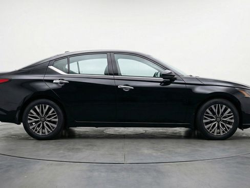 Used 2025 Nissan Altima 2.5 SV FWD image 11