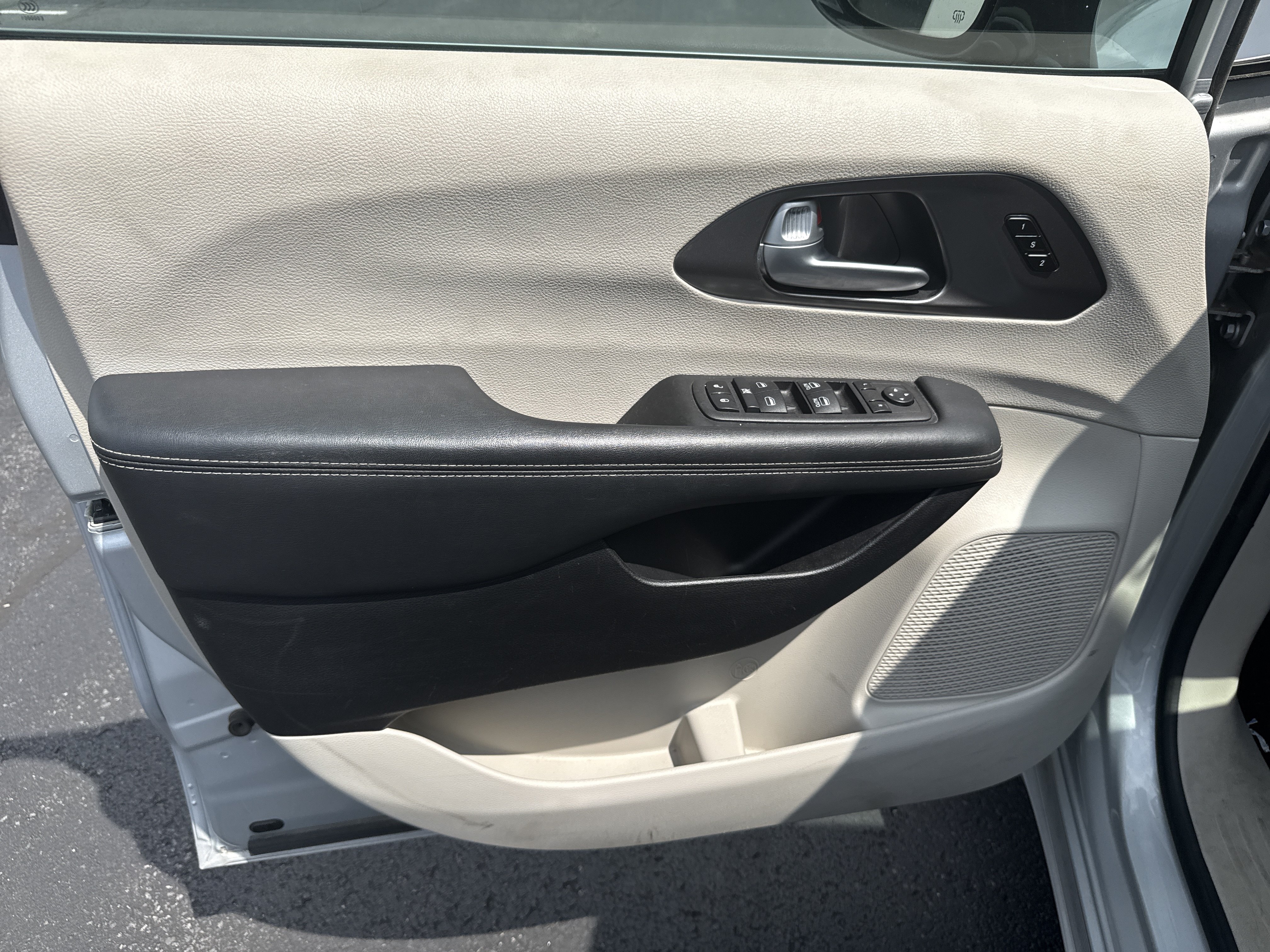 Used 2024 Chrysler Pacifica Touring-L FWD image 19
