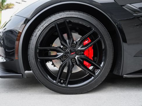 Used 2019 Chevrolet Corvette Stingray Coupe w/ Carbon Flash Badge Package RWD image 31