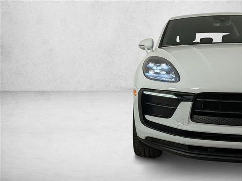 Used 2025 Porsche Macan AWD/4WD image 12