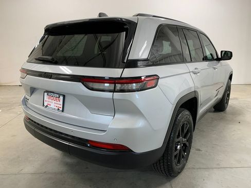 Used 2025 Jeep Grand Cherokee Altitude AWD/4WD image 24