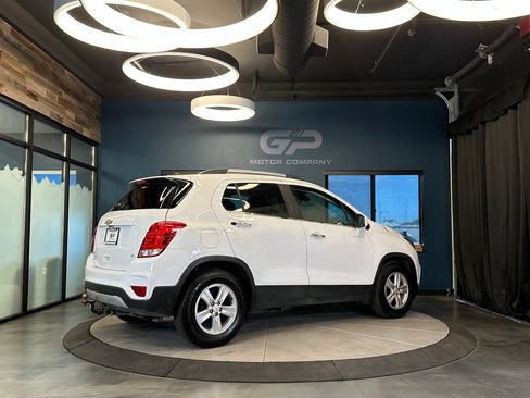 Used 2018 Chevrolet Trax LT w/ LT Convenience Package FWD image 3