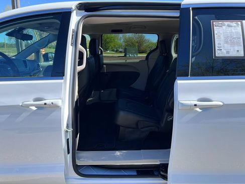 Used 2024 Chrysler Pacifica Touring-L FWD image 31