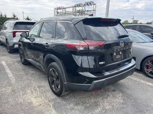 Used 2024 Nissan Rogue SV w/ SV Premium Package FWD image 5