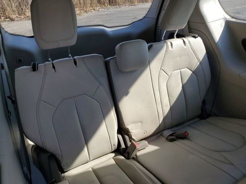 Used 2018 Chrysler Pacifica Touring-L Plus image 25