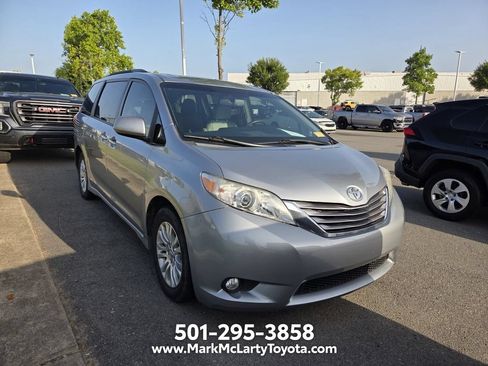 Used 2016 Toyota Sienna XLE w/ XLE Navigation Package FWD image 2