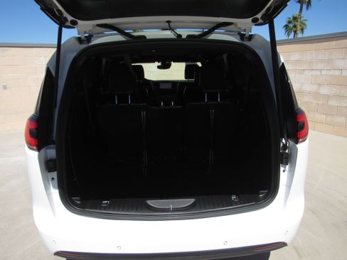 Used 2025 Chrysler Pacifica Limited image 14