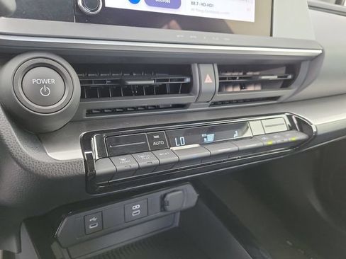 Used 2025 Toyota Prius LE FWD image 28