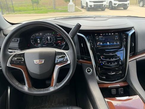 Used 2018 Cadillac Escalade Luxury image 13