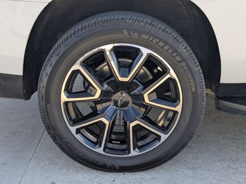 Used 2022 Chevrolet Suburban RST w/ Luxury Package image 12